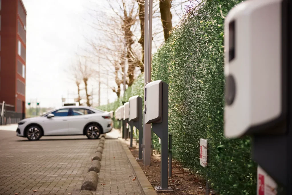 Laadpalen langs een parkeerplaats met een geparkeerde auto
