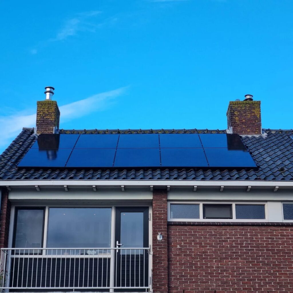 Woning in Hoogvliet met zwarte zonnepanelen