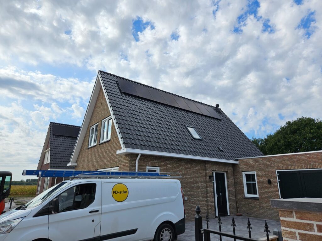 Woning met zwarte zonnepanelen en de bus van PD-Solar